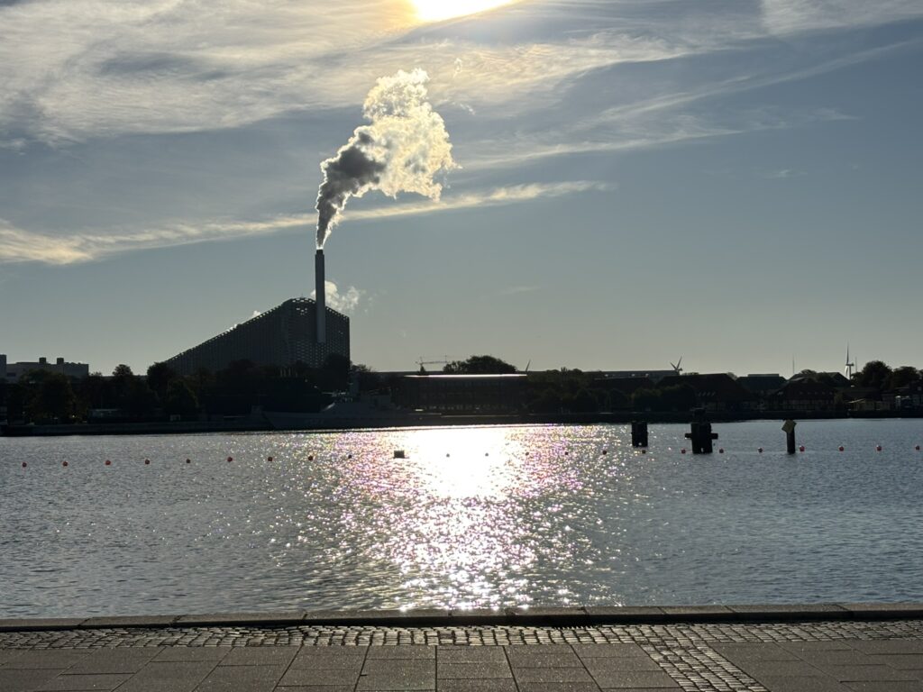 Amager Bakke i modlys