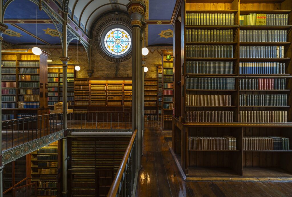 Læsesal på hovedbiblioteket med bogreoler fra gulv til loft.
