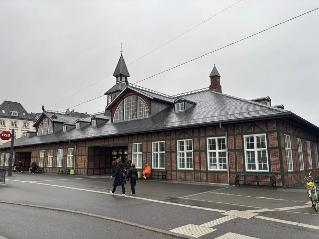 Østerport Station med mørkt tag og lange vinduesrækker.