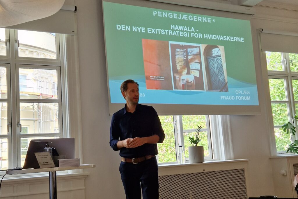 Oplægsholder fra Pengejægerne foran en præsentation med titlen Hawala – den nye exitstrategi for hvidvaskerne, til et møde i Fraud Forum.